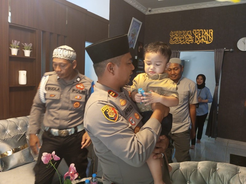 Kapolres Dumai Silaturahmi Dan Anjangsana Kerumah Duka Almarhum Brigadir Dedi Handoko S.H.