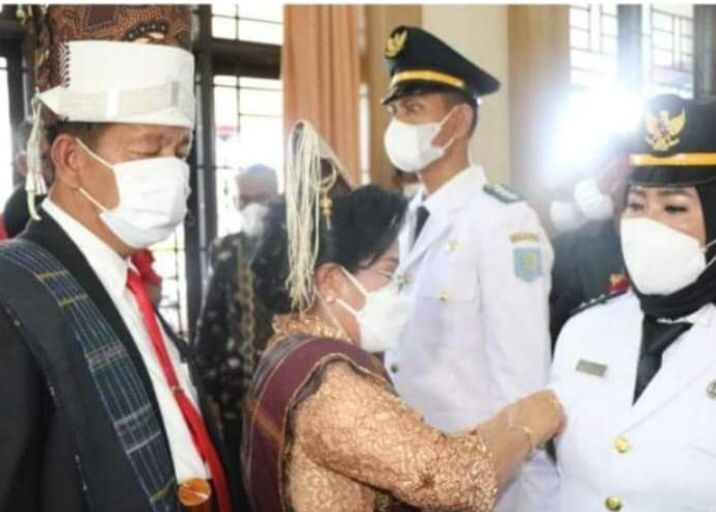 Sematkan Tanda Pangkat Saat Pelantikan, Istri Bupati Simalungun Jadi Pergunjingan