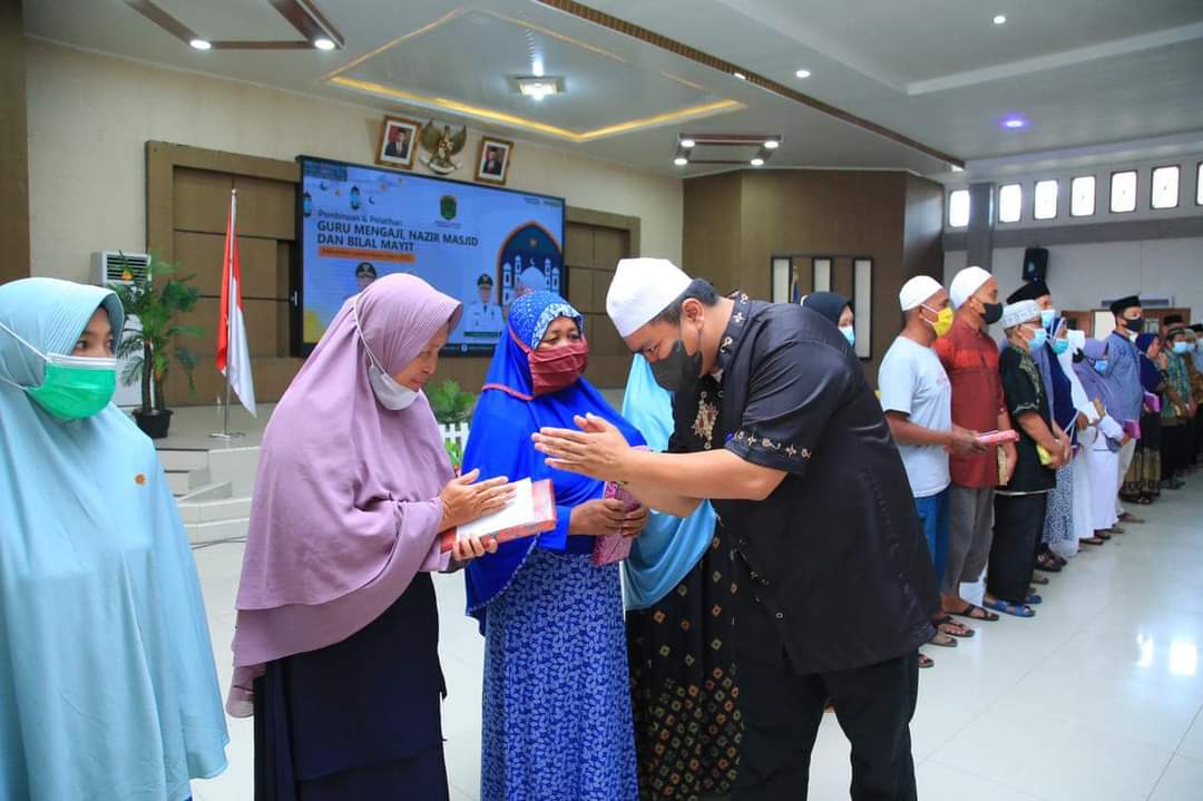 450 orang Guru mengaji, Bilal mayit dan Nazir Mesjid mendapat bantuan dari Bupati Labura.
