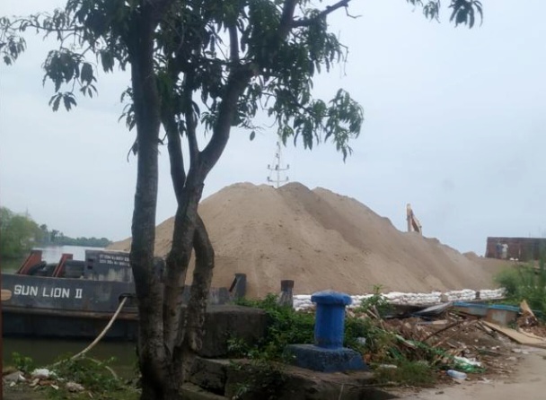 Dermaga PT. Tjipta Rimba Djaya Berubah Fungsi, Kapal Angkut Tanah Karak Bebas Sandar