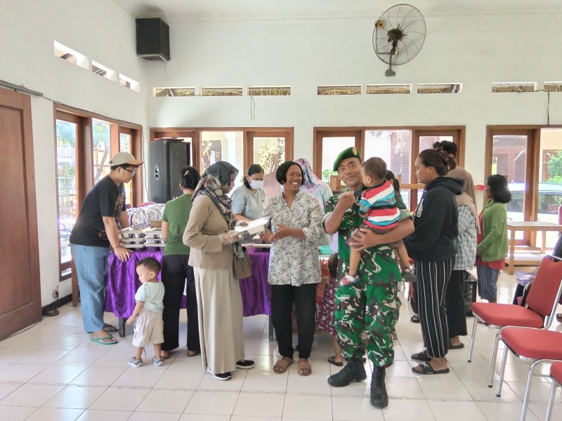 Babinsa Serengan Dampingi Kegiatan Posyandu Sebagai Wujud Kepedulian dan Kesehatan Balita