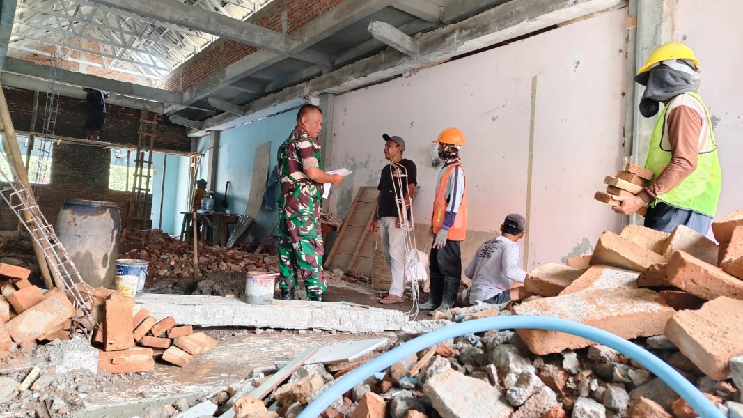 Babinsa Koramil Simo Kawal Revitalisasi Sekolah Bhinek Karya, Wujud Nyata Dukungan untuk Pendidikan