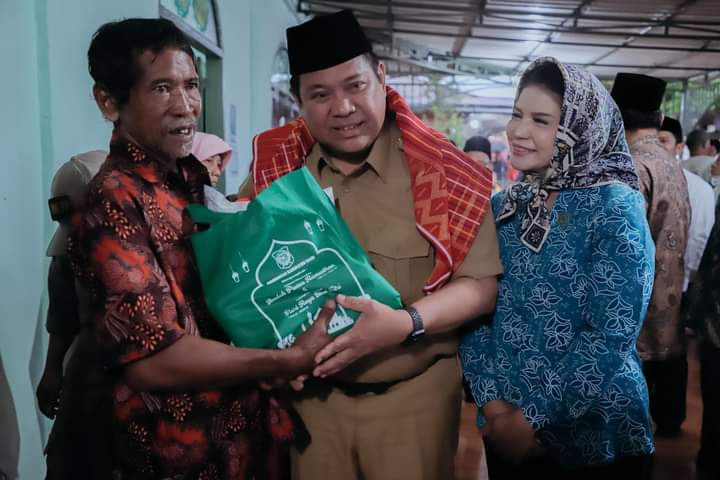 Santuni Anak Yatim Piatu dan Fakir Miskin, Bupati Eddy Berutu: Mari Tingkatkan Kepedulian Sosial