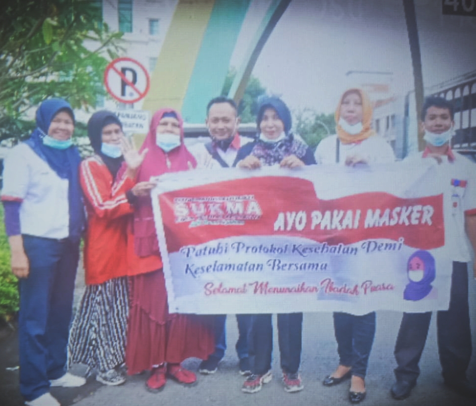 Didampingi Wakil Ketua DPRD Medan, LSM SUKMA Bagikan 1.000 Masker dan Takjil kepada Pengguna Jalan