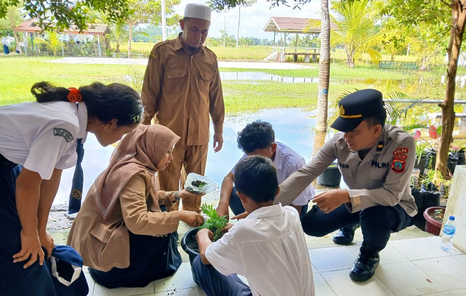 TNI–POLRI Bagikan Bubur Gratis dan Edukasi Kesehatan untuk Ratusan Siswa di Sergai