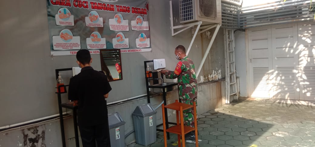 Sertu E Lau We: Berikan Rasa Aman, Nyaman dan Himbauan Prokes di Gereja GKIM