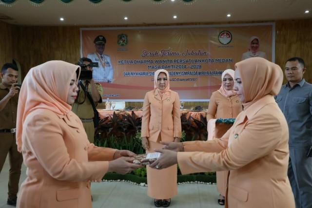 Sertijab Dharma Wanita Kota Medan Bakti 2014 - 2019, Yurina Khairul Syahnan kepada Ismiralda Wiriya