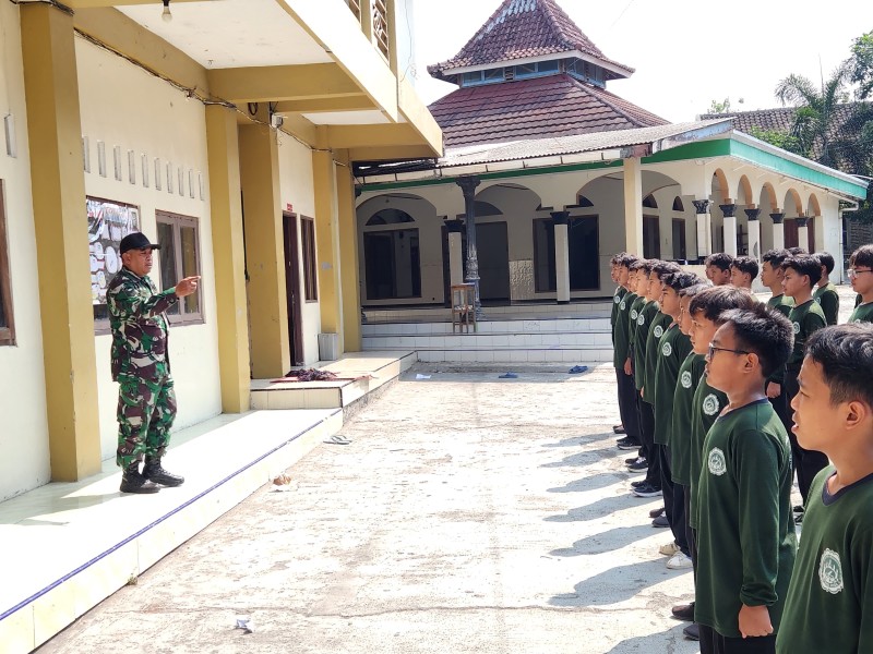 Cetak Generasi Tangguh, Babinsa Koramil 10/Sambi Tanamkan Nasionalisme kepada Santri