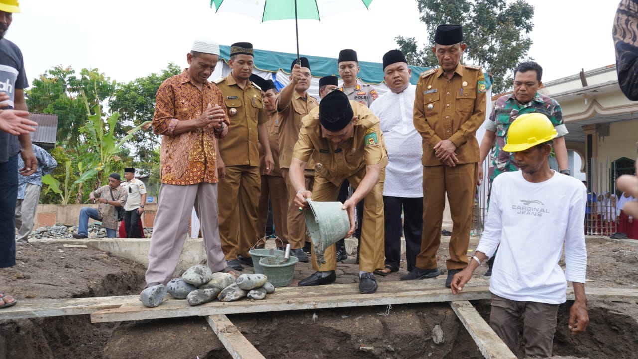 Bupati Langkat Letakan Batu Pertama Pembangunan Masjid Raya Al Ikhlas Desa Banyumas