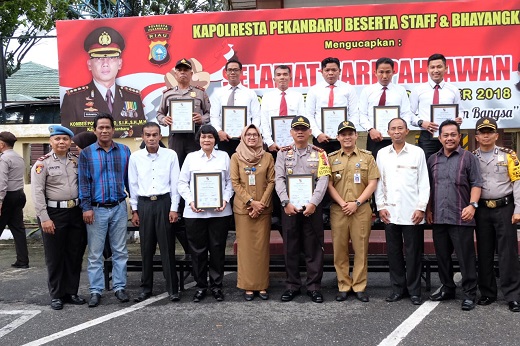 8 Personil Polda Riau Terima Reward Tokoh Masyarakat