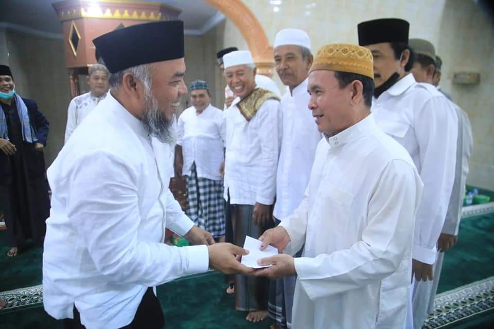 Bupati Labuhanbatu melaksanakan shalat Jumat di Masjid Al Munawarrah  Aek Siranda.
