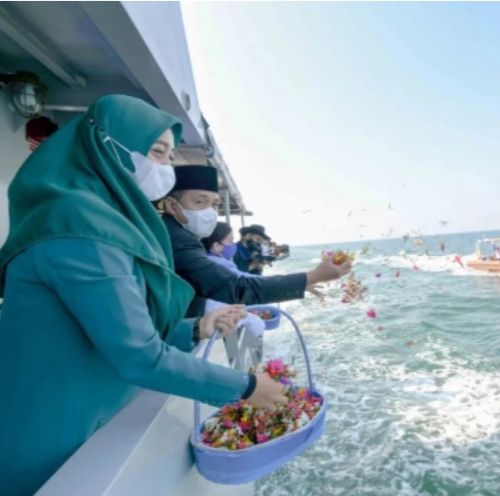 Peringati Hari Dharma Samudra, Bupati Zahir Bersama Danlanal TBA Tabur Bunga Di Selat Malaka