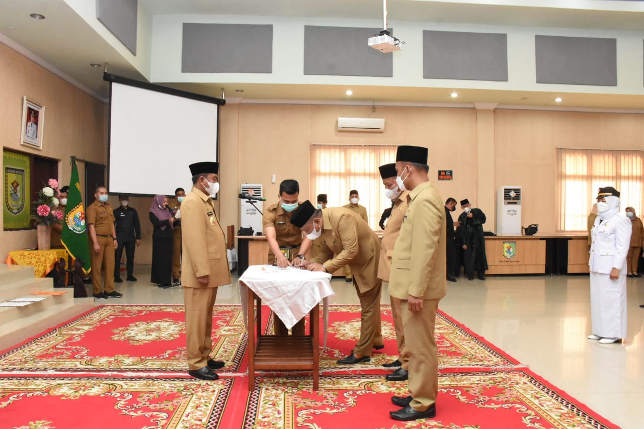 Bupati Lantik 6 JPT Pratama dan 12 Pejabat Administrator Pemkab Sergai