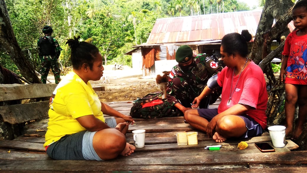 Satgas Pamtas RI-PNG Yonif 413 Kostrad Gelar Pengobatan Keliling di Kampung Nafri