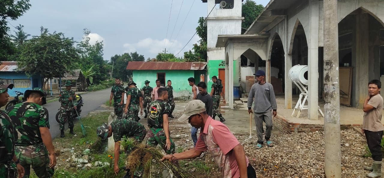 Karya Bakti Personel Yonif 126/KC Bersihkan Pangkalan Di Masjid Al Qoriah