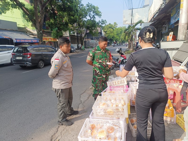 Dukung Usaha UMKM Warga Binaan, Serka Rochani Sambangi Pelaku UMKM Pedagang Roti