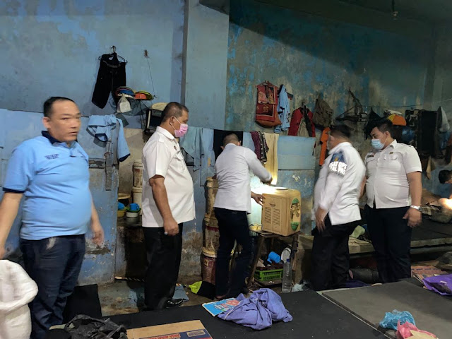 Rutan Labuhan Deli Lakukan Razia Pengeledahan Kamar Hunian WBP,Lima Hp Disita Berikut Barang Lainnya