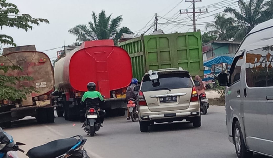 Jalan Bukit Timah Macet  Dinas Perhubungan Dinilai Tutup Mata