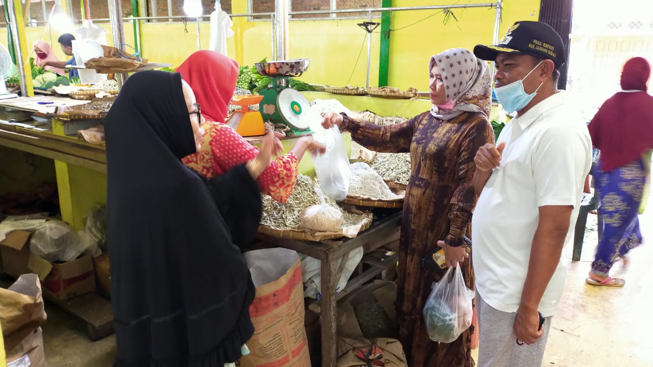 H Darma Wijaya Bersama Istri Hj Rosmaidah Saragih Kunjungi Pasar Sei Rampah