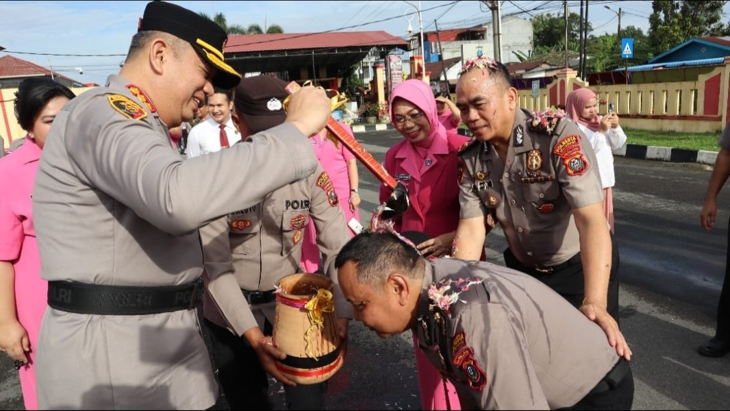 Polresta Deli Serdang Gelar Upacara Kenaikan Pangkat 88 Personelnya