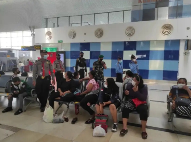 Personil Polsek Bandara Kualanamu Patroli Yustisi, Memastikan Pengunjung Bandara Patuhi Protokol Kes