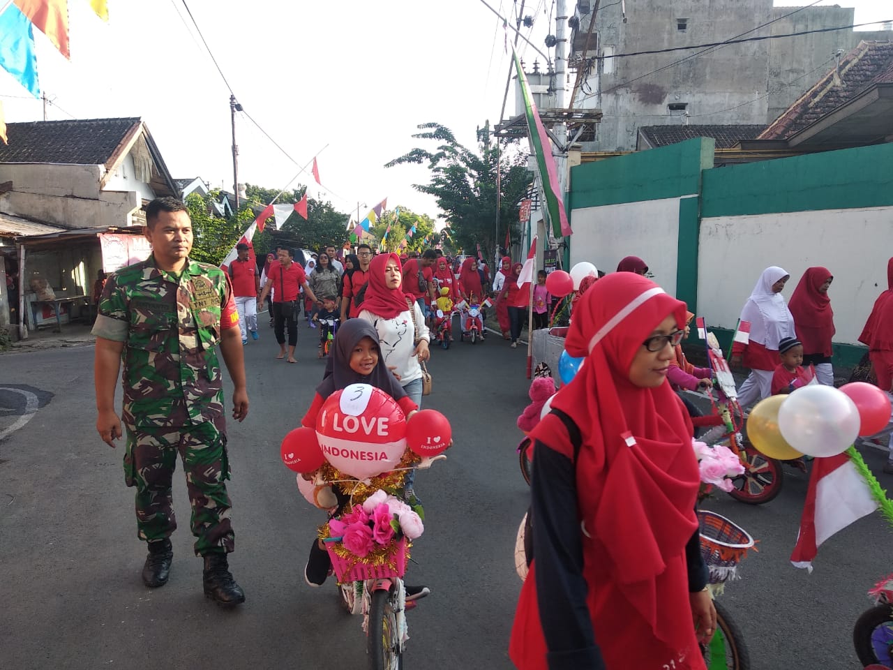 Babinsa berperan aktif di wilayah dalam Mengkawal Jalan Santai di Kelurahan Sewu