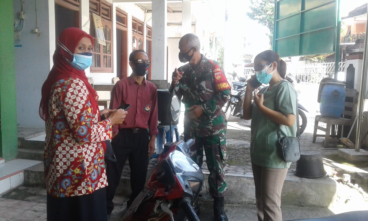 Komsos Secara Langsung, Babinsa Majenang Ingatkan Warga Pentingnya Prokes 