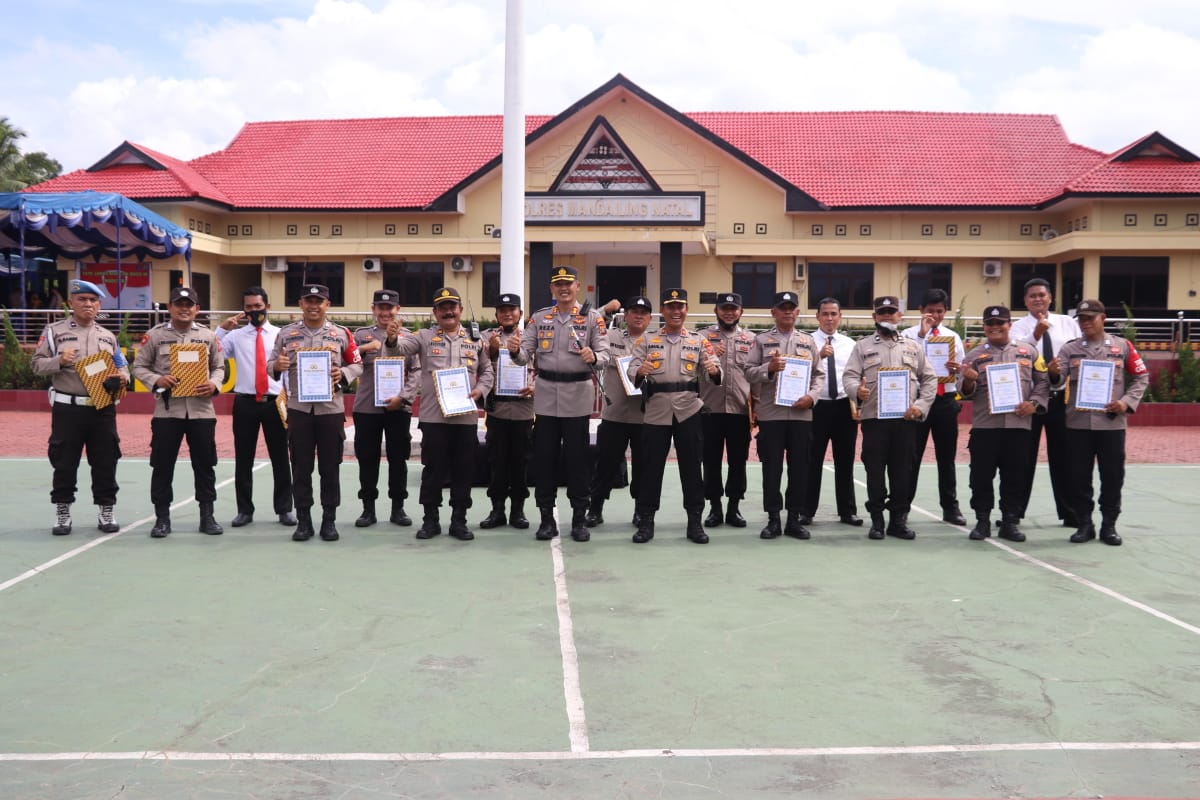 AKBP H.M. Reza Chairul  A.S, S.I.K, S.H, M.H Beri Reward kepada 18 Personilnya