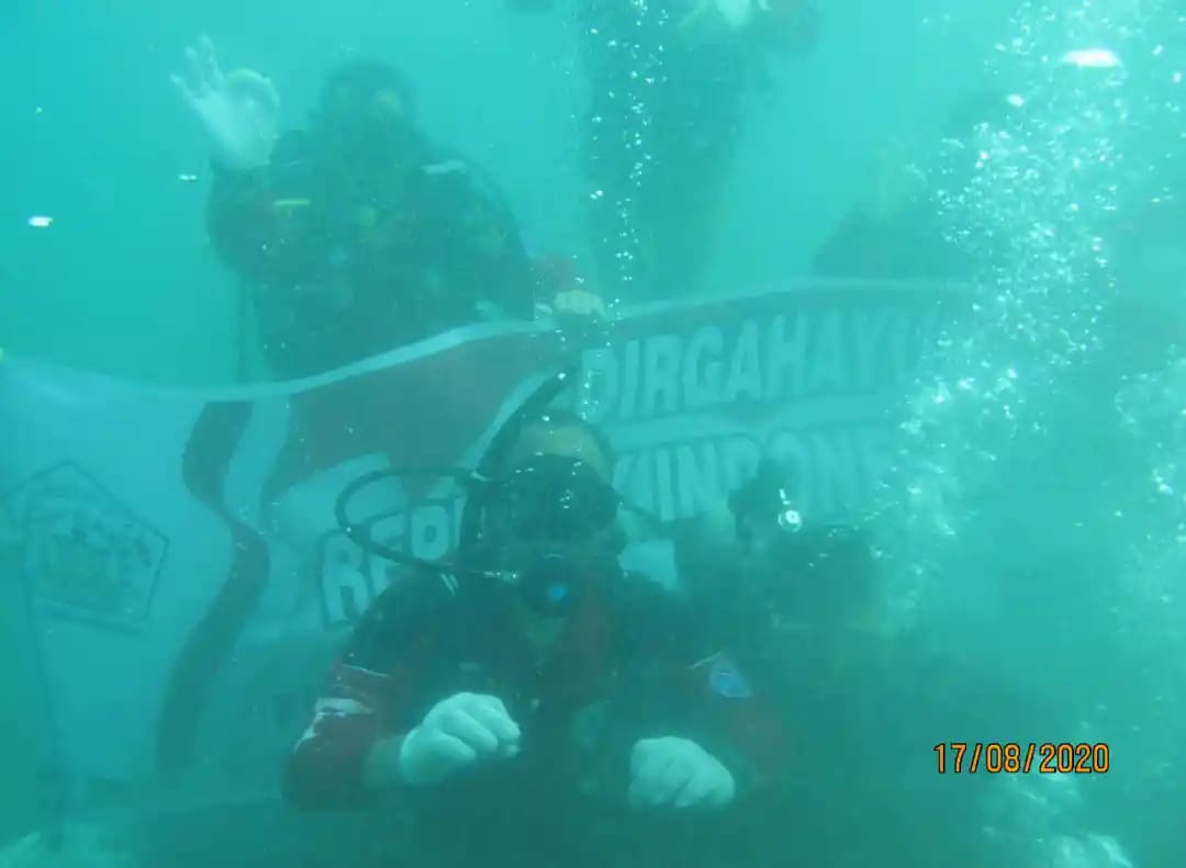 Kreen, Perdana HUT Ke-75 RI Korem 011 Lilawangsa Bentangkan Bendera Merah Putih di Dasar Laut
