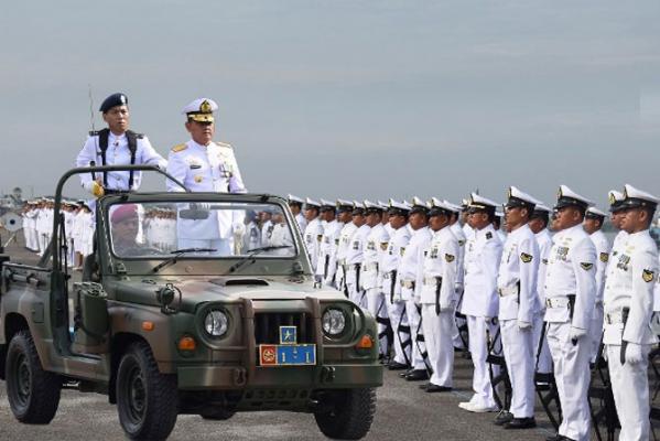 Ribuan Warga Bersama TNI Lantamal I Peringati Hari Armada