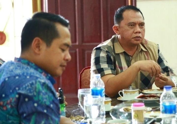Bupati Labuhanbatu  ucapkan Selamat memasuki rumah Dinas kepada Bupati Labusel H Edimin