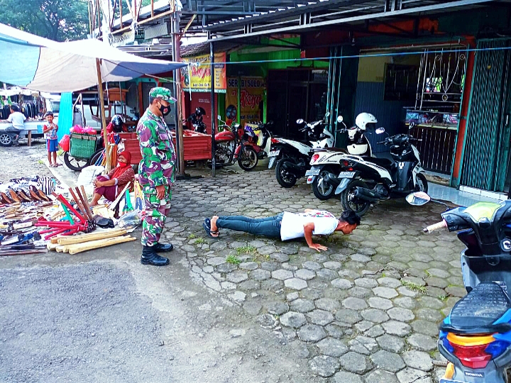 Bersama Satgas Covid, Babinsa Gelar Operasi Yustisi