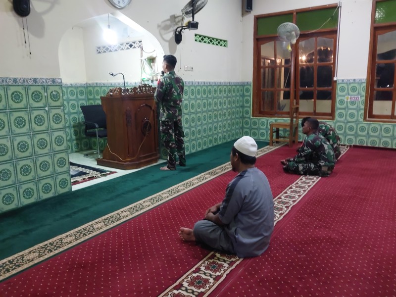 Personel Satgas TMMD Kumandangkan Adzan Subuh, Wujudkan Kebersamaan dengan Warga