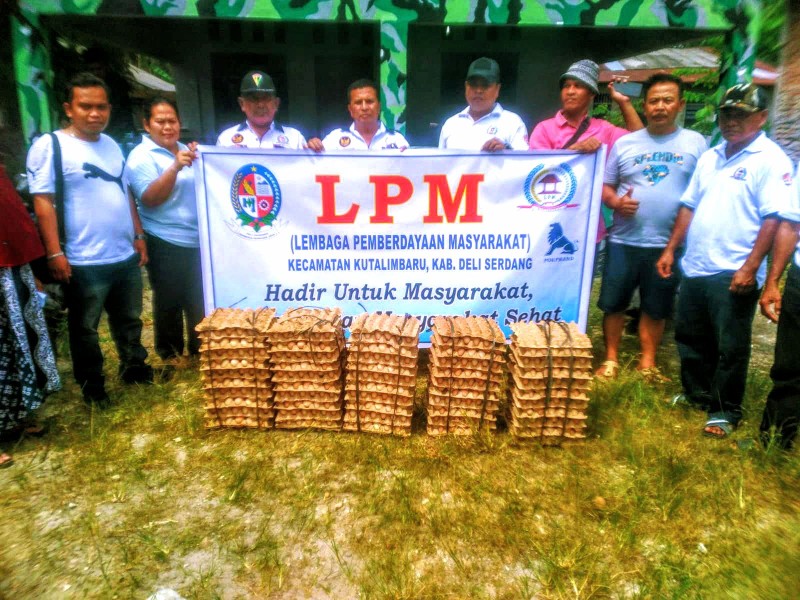DPC LPM Kutalimbaru Bagikan Tali Asih Berupa Telur Ayam ke 50 KK di Desa Sampe Cita