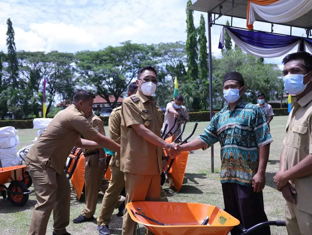 Bupati Labuhanbatu Selatan serahkan alat panen kelapa sawit dari bantuan PT.ASAM JAWA