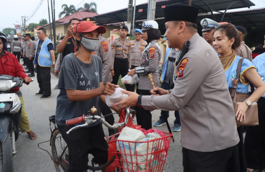 Polresta Deli Serdang Bersama Dengan Polsek Jajaran Berbagi Takjil Kepada Masyarakat