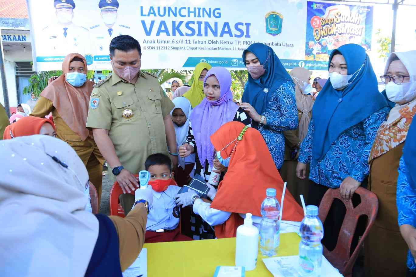 Bupati Labura melaunching program vaksinasi bagi anak usia 6-11 tahun.
