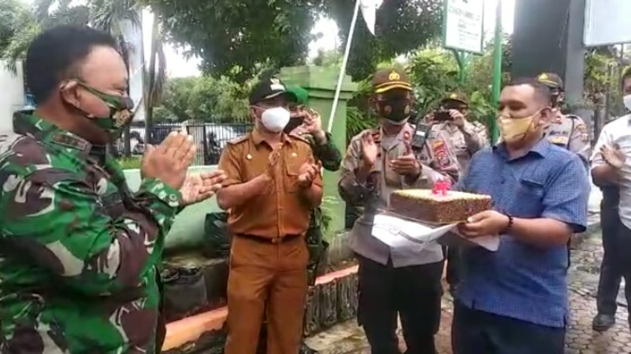 HUT TNI ke 75, Kapolsek Medan Timur Berikan Kue Tar kepada Danramil 02/MT