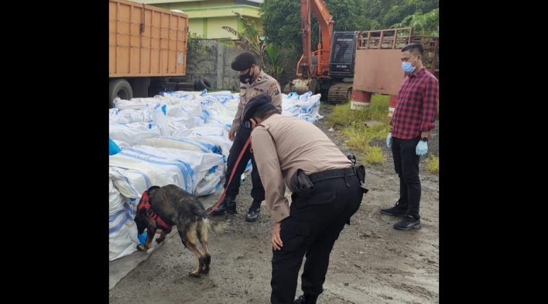 Barang Bukti yang ditangkap Satpolair diduga Pakaian bekas dari Malaysia di periksa anjing pelacak