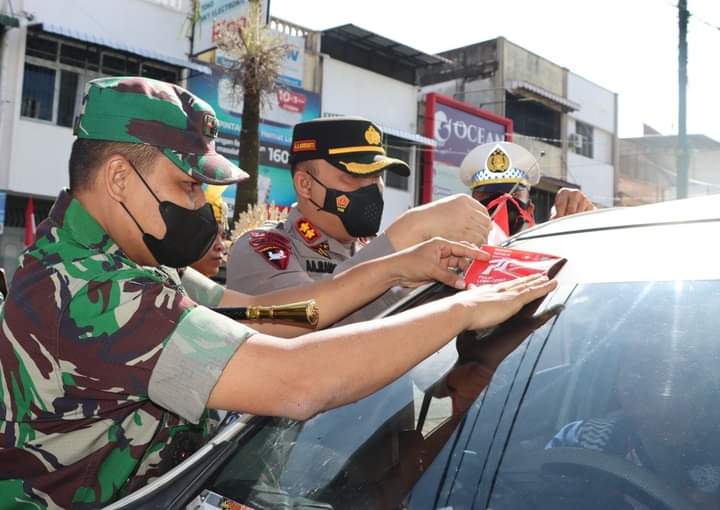 Polres Labuhanbatu bagi bendera merah putih dan penempelan Stiker Logo Kemerdekaan bagi Pengendera