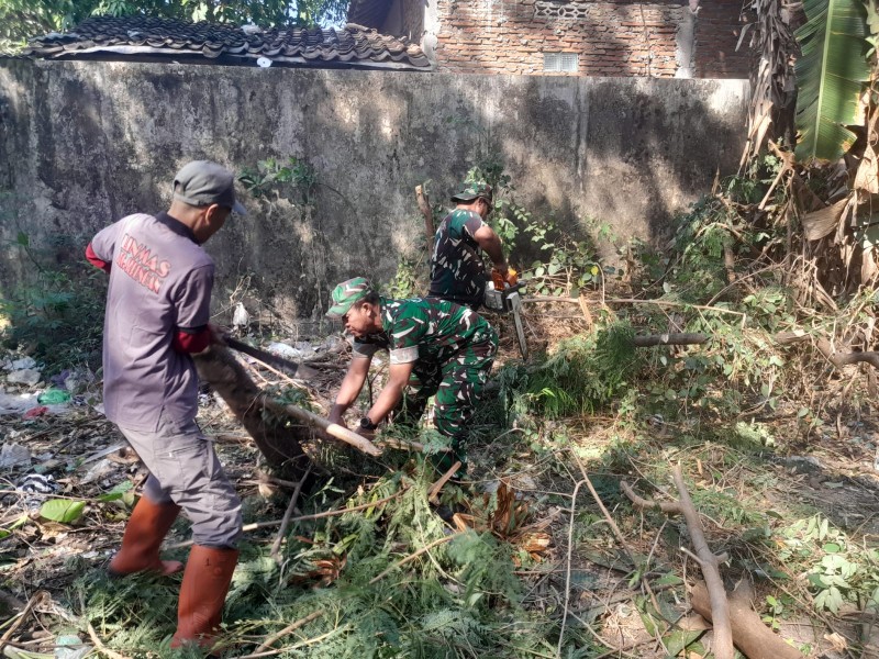 Babinsa Joyotakan Pelopori Kerja Bakti Bersama Warga Masyarakat
