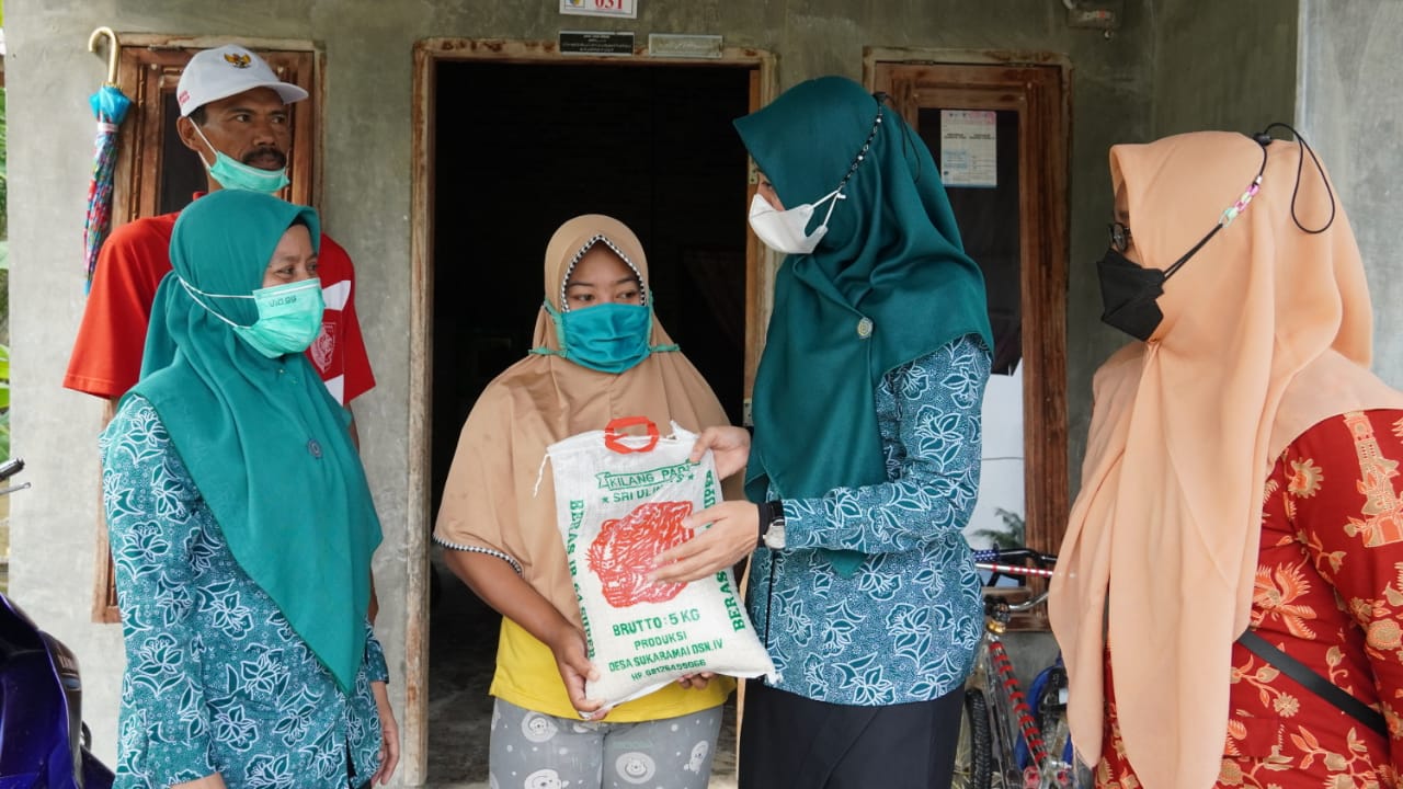 Serahkan Bantuan, Ketua Tim Penggerak PKK Batu Bara Kunjungi Warga Korban Banjir Di Bagan Baru