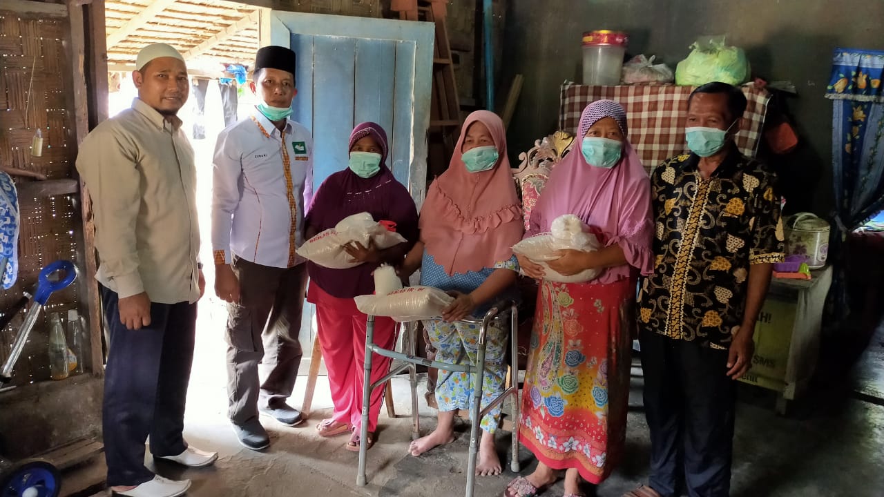 Pimpinan Redaksi  Berikan Bantuan Janda Miskin