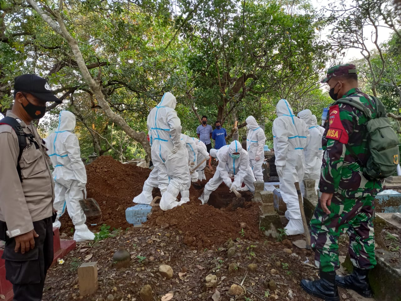 Warga Sambi Dimakamkan secara Protokol Covid 19