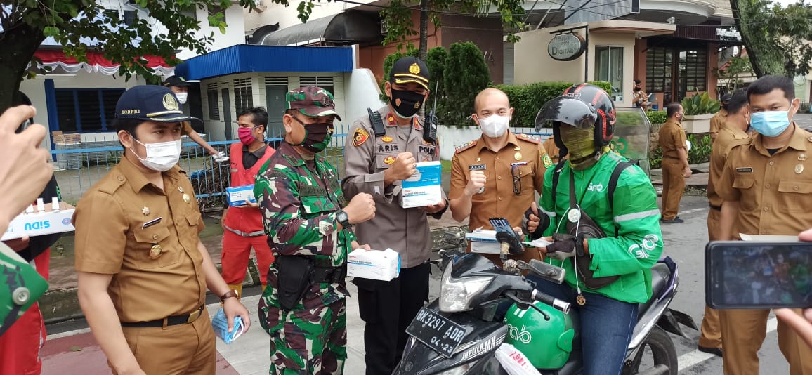 Kapolsek Medan Baru bersama Camat Petisah dan Danramil 01/MB Bagikan Masker serta Handsanitizer 