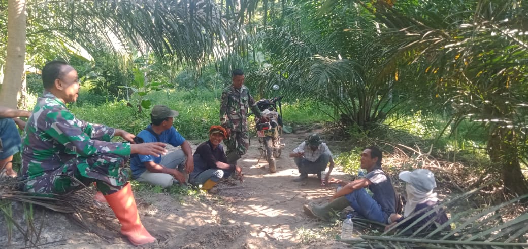 Komsos di Waktu Istirahat, Satgas TMMD Kodim 0204/DS Edukasi Bahaya Karhutla  