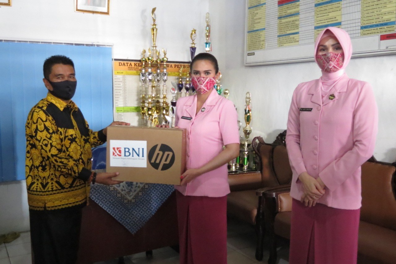 Ketua Bhayangkari Labuhanbatu serahkan empat unit Laptop bantuan PT.BNI kepada YKB