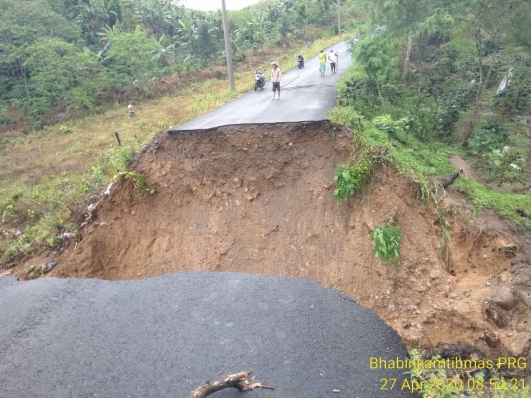 Jalan Lintas Putus, Dua Warga Kampung Wih Porak Hanyut Terbawa Arus Air Hujan