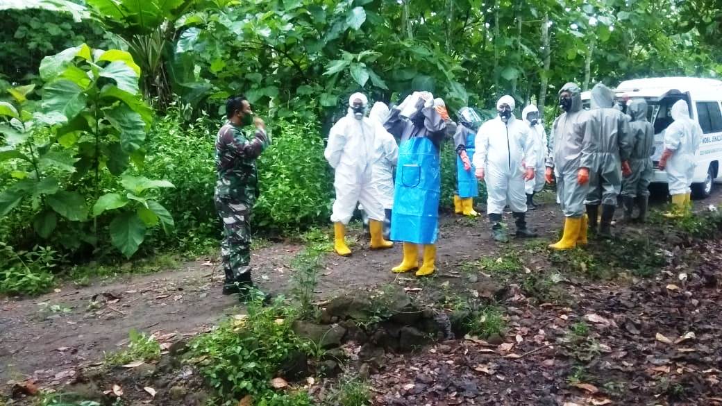 Babinsa Amankan Pemakaman Pasien Covid 19