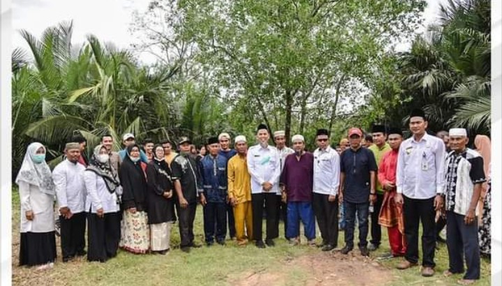 Wali Kota Dumai Beri Bantuan 2 Unit Sampan Kepada Masyarakat di Wilayah Sungai